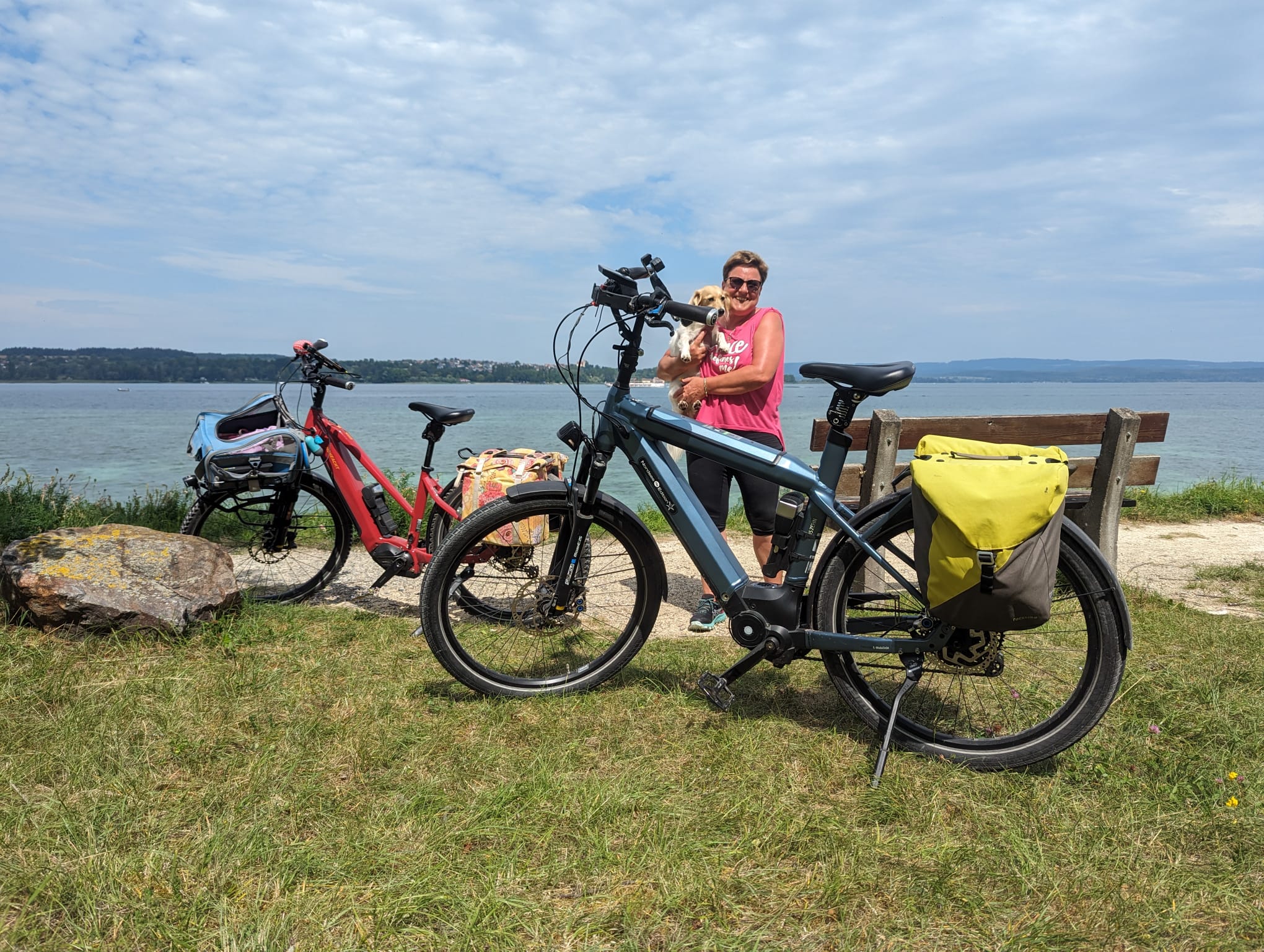 Heike Gäde mit Frida und Fahrräder am Wasser