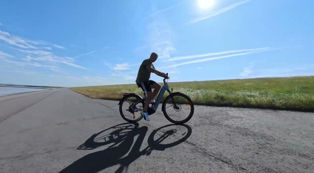 Bosch-Deichanfahrhilfe: E-Bike-Fahrer startet kontrolliert an einem Deich in Ostfriesland